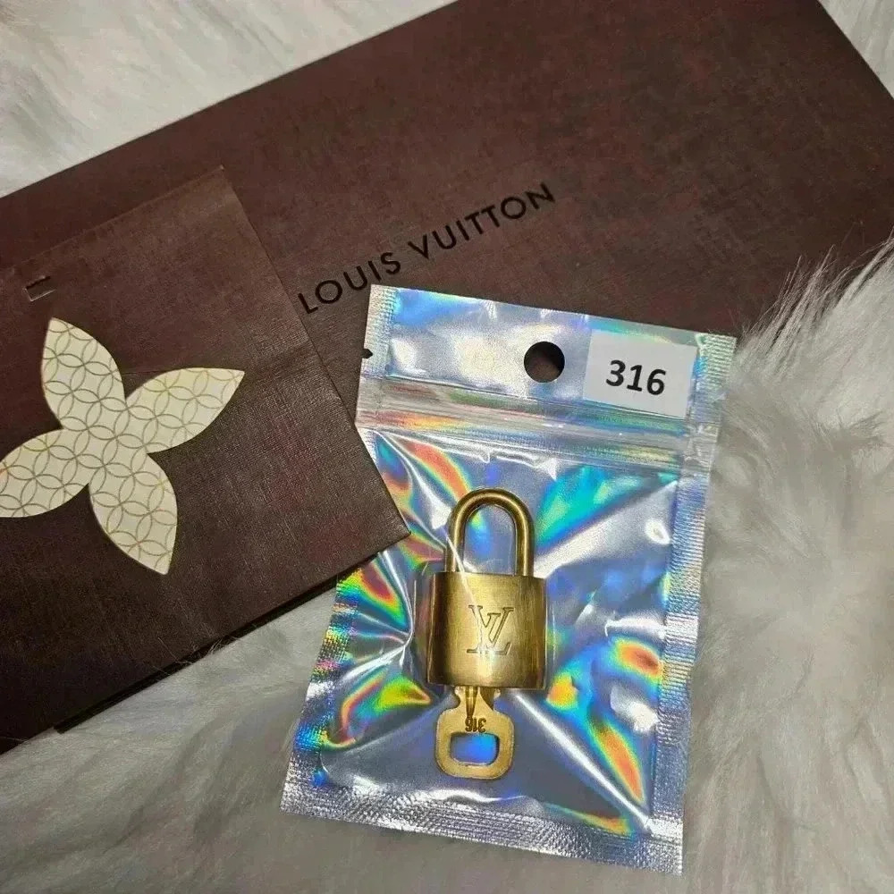 🔐 Louis Vuitton  Padlock key set - Picture 2 of 8